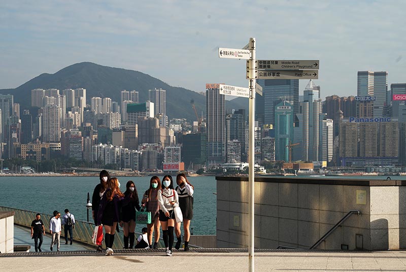 Personas con mascarillas caminan por la Avenida de las Estrellas de Tsim Sha Tsui de Hong Kong, en el sur de China, el 23 de febrero de 2020. (Xinhua/Li Gang)