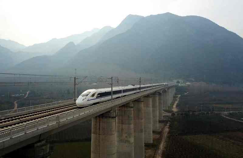 El ferrocarril de alta velocidad Xi'an-Chengdu comenzó a funcionar en diciembre del 2017. La línea que cruza las monta?as Qinling ha reducido el tiempo de viaje entre las dos ciudades. Antes tardaba diez horas y ahora alrededor de tres horas y media. (Foto: Tang Zhenjiang/Pueblo en Línea)