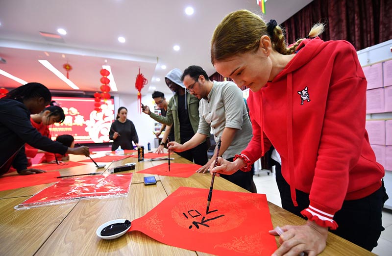 Estudiantes internacionales de la Universidad de Hainan asisten a un evento para celebrar el Festival de la Primavera, Haikou, provincia de Hainan, 22 de enero del 2020. [Foto: Xinhua]