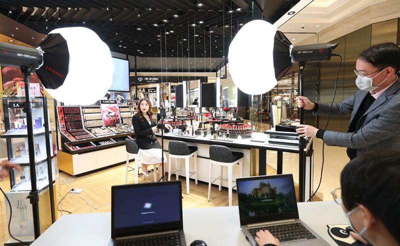 Preparativos para una sesión de venta a través de la transmisión en vivo vía internet desde los grandes almacenes New World Daimaru en Shanghai, 20 de marzo del 2020. [Foto: Xinhua]