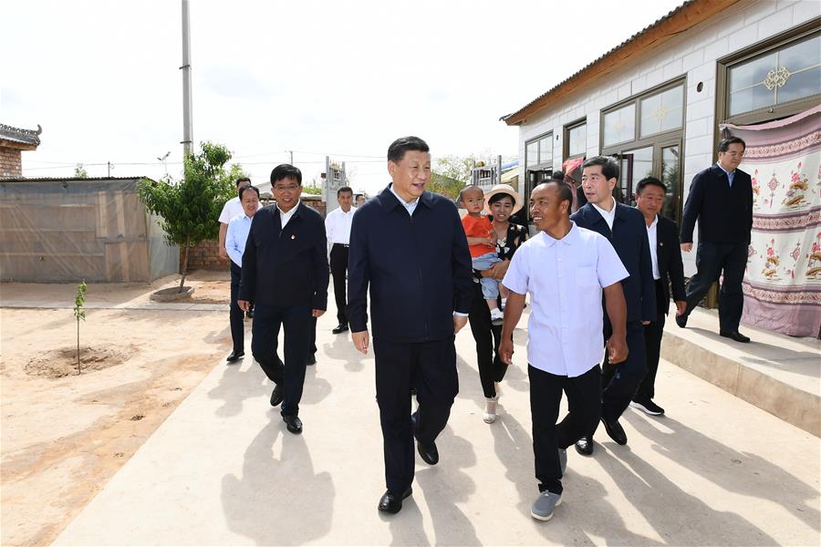 WUZHONG, 8 junio, 2020 (Xinhua) -- El presidente chino, Xi Jinping, también secretario general del Comité Central del Partido Comunista de China y presidente de la Comisión Militar Central, conoce sobre los esfuerzos para avanzar en el alivio de la pobreza en la aldea de Hongde de la ciudad de Wuzhong, en la región autónoma de la etnia hui de Ningxia, en el noroeste de China, el 8 de junio de 2020. Xi inspeccionó Ningxia el lunes. (Xinhua/Xie Huanchi)