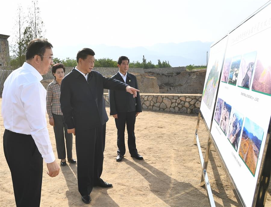 El presidente chino, Xi Jinping, también secretario general del Comité Central del Partido Comunista de China y presidente de la Comisión Militar Central, visita un vi?edo cerca de las monta?as Helan para informarse sobre los esfuerzos para fortalecer la conservación ecológica de las monta?as, en la región autónoma de la etnia hui de Ningxia, en el noroeste de China, el 9 de junio de 2020. Xi inspeccionó el martes la ciudad de Yinchuan durante su gira por Ningxia. (Xinhua/Xie Huanchi)