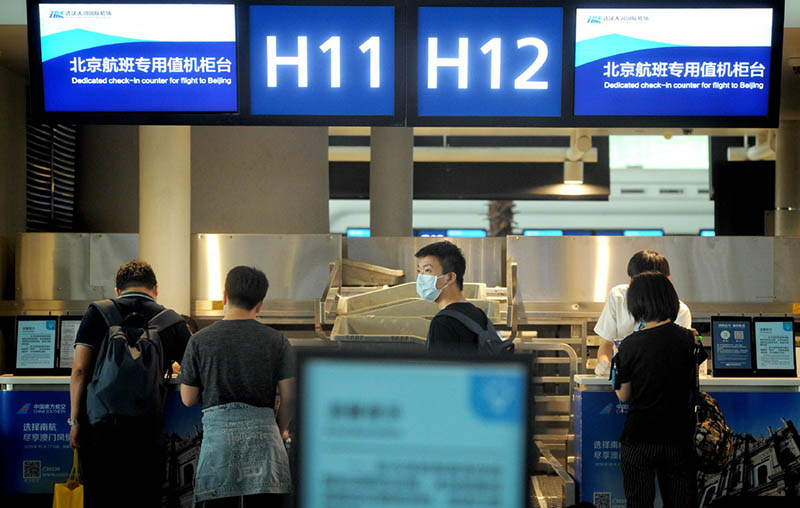 Como los riesgos de infección en Wuhan siguen siendo muy bajos y Beijing redujo su respuesta de emergencia ante la epidemia del segundo nivel más alto al tercero, este martes se reanudaron los vuelos entre ambas ciudades. [Foto: Xiao Xi/ China Daily]