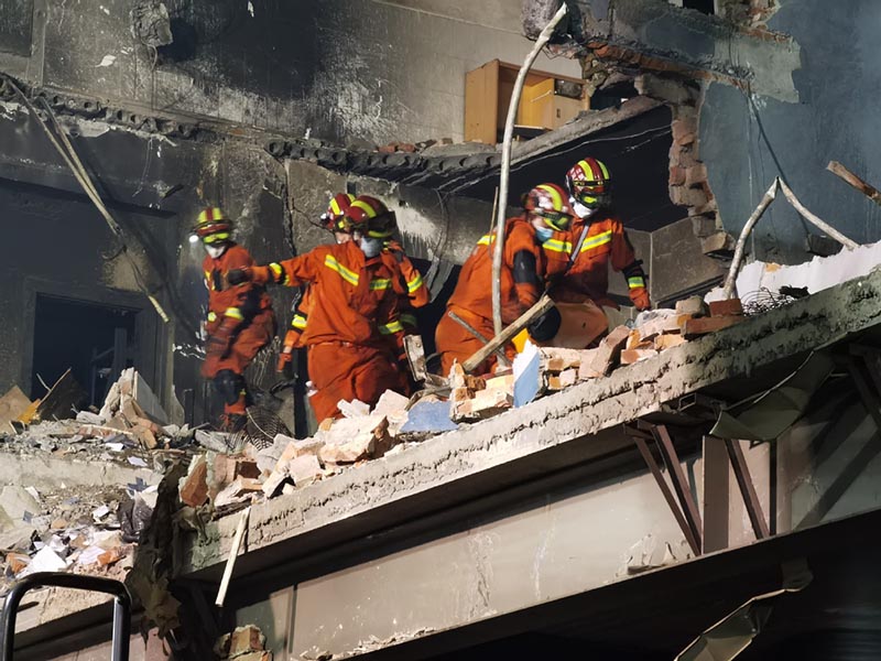 Los bomberos de la Brigada de Bomberos de Wenzhou buscan debajo de los escombros en el lugar de la explosión de un camión cisterna en Zhejiang. [Foto proporcionada a China Daily]