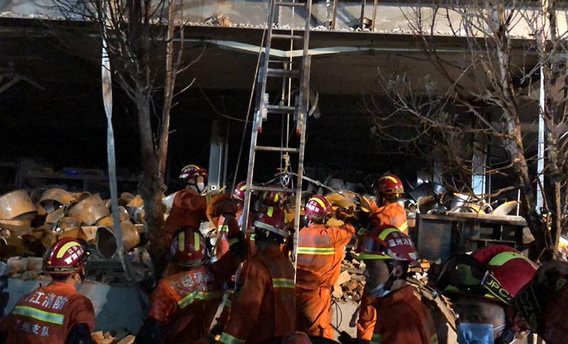 Los bomberos de la Brigada de Bomberos de Wenzhou buscan debajo de los escombros en el lugar de la explosión de un camión cisterna en Zhejiang. [Foto proporcionada a China Daily]