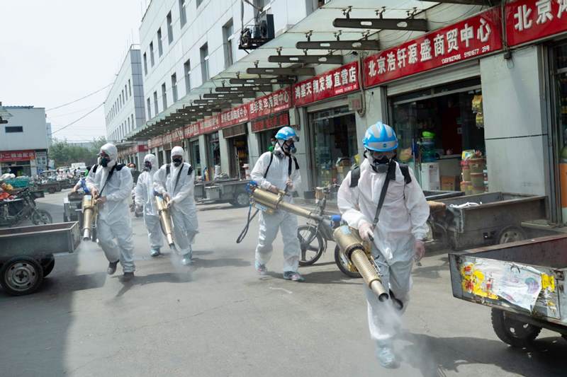 Trabajadores desinfectan el mercado mayorista de Yuegezhuang, distrito Fengtai, Beijing, 16 de junio del 2020. (Foto: Zou Hong/ China Daily) 