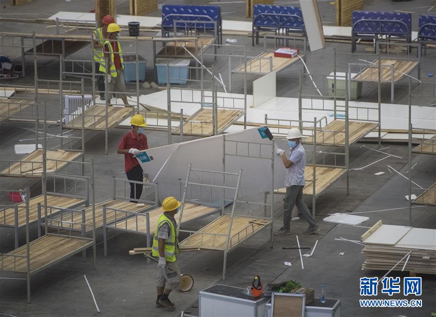 El 29 de julio, los trabajadores comenzaron a desmantelar del hospital temporal Keting de Wuhan. Se estima que los trabajos se alargarán dos o tres días. (Fuente: Xinhuanet)