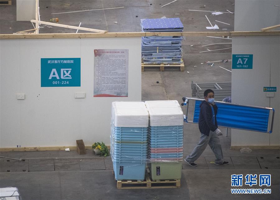 El 29 de julio, los trabajadores comenzaron a desmantelar del hospital temporal Keting de Wuhan. Se estima que los trabajos se alargarán dos o tres días. (Fuente: Xinhuanet)