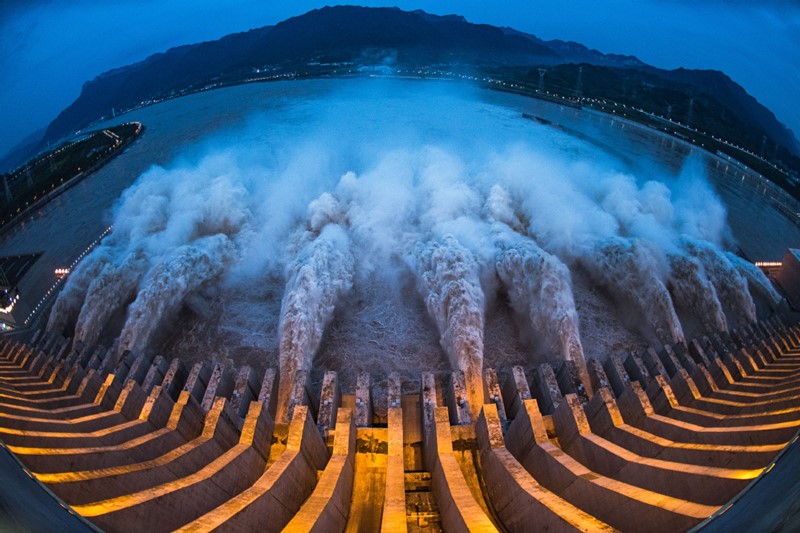 El exceso de agua se liberó el miércoles de la Presa Tres Gargantas en el río Yangtsé en la provincia de Hubei. [Foto: Xinhua]