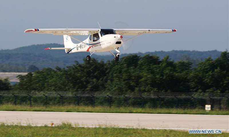 Un avión deportivo-ligero Lingyan AG50 durante su vuelo inaugural en Jingmen, provincia de Hubei, en el centro de China, el 26 de agosto de 2020. El avión deportivo-ligero de nueva generación de China Lingyan AG50 completó su vuelo inaugural el miércoles por la ma?ana en Hubei, según su desarrollador, la Corporación de la Industria de la Aviación de China dijo. (Xinhua)