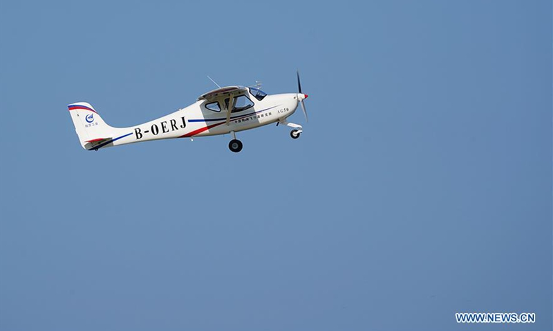 Un avión deportivo-ligero Lingyan AG50 durante su vuelo inaugural en Jingmen, provincia de Hubei, en el centro de China, el 26 de agosto de 2020. El avión deportivo-ligero de nueva generación de China Lingyan AG50 completó su vuelo inaugural el miércoles por la ma?ana en Hubei, según su desarrollador, la Corporación de la Industria de la Aviación de China dijo. (Xinhua)