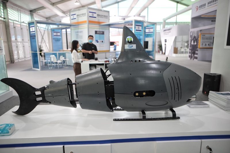 Robot con forma de tiburón en el área de exhibición especial de servicios robóticos de la Feria Internacional de Comercio de Servicios, que puede realizar operaciones de exploración oceánica. Imagen: The Beijing News