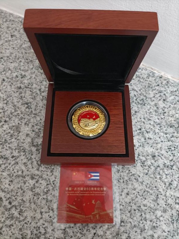 Medalla conmemorativa por el 60 aniversario del establecimiento de relaciones diplomáticas entre China y Cuba, 25 de septiembre del 2020. (Foto: Pueblo en Línea)