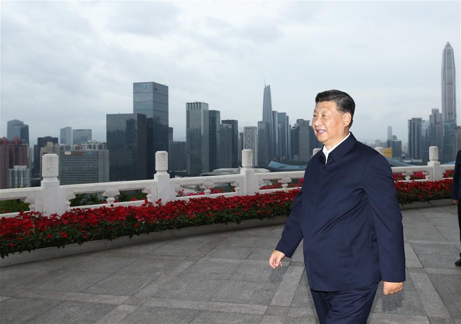 SHENZHEN, 14 octubre, 2020 (Xinhua) -- El presidente chino, Xi Jinping, también secretario general del Comité Central del Partido Comunista de China y presidente de la Comisión Militar Central, observa la ciudad desde el parque Lianhuashan, en Shenzhen, provincia de Guangdong, en el sur de China, el 14 de octubre de 2020. Xi asistió el miércoles a una gran celebración con motivo del 40o aniversario del establecimiento de la Zona Económica Especial de Shenzhen y pronunció un discurso importante. (Xinhua/Ju Peng)