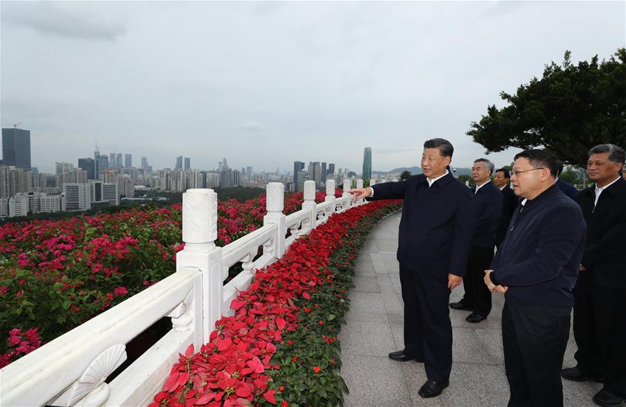 SHENZHEN, 14 octubre, 2020 (Xinhua) -- El presidente chino, Xi Jinping, también secretario general del Comité Central del Partido Comunista de China y presidente de la Comisión Militar Central, observa la ciudad desde el parque Lianhuashan, en Shenzhen, provincia de Guangdong, en el sur de China, el 14 de octubre de 2020. Xi asistió el miércoles a una gran celebración con motivo del 40o aniversario del establecimiento de la Zona Económica Especial de Shenzhen y pronunció un discurso importante. (Xinhua/Ju Peng)