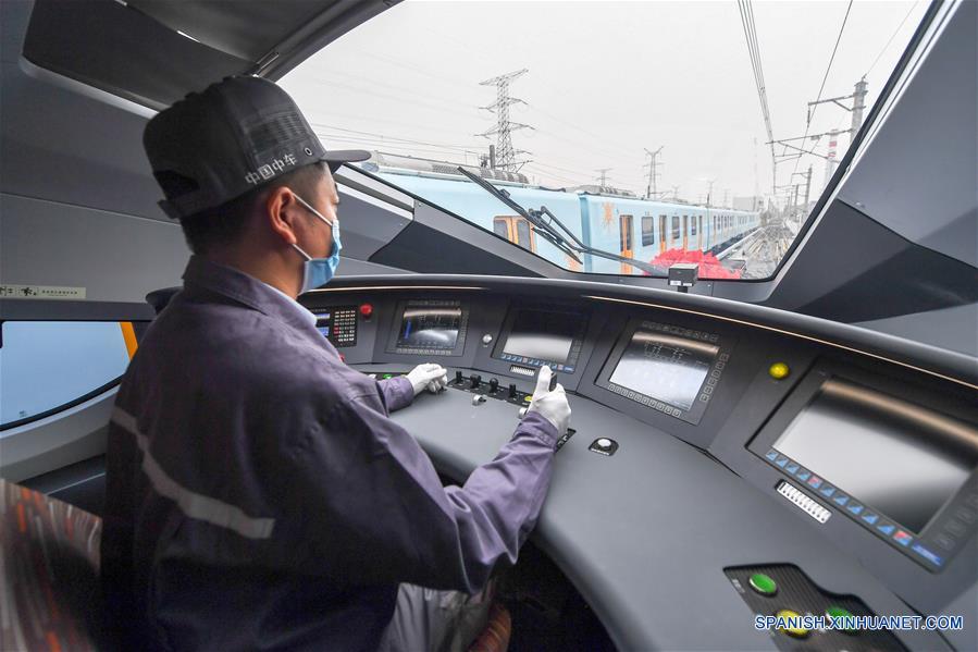 Imagen del 21 de octubre de 2020 del nuevo modelo de tren de alta velocidad capaz de funcionar en diferentes sistemas ferroviarios, en Changchun, provincia de Jilin, en el noreste de China. (Xinhua/Zhang Nan) 