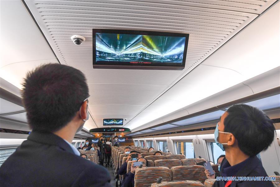 Imagen del 21 de octubre de 2020 del nuevo modelo de tren de alta velocidad capaz de funcionar en diferentes sistemas ferroviarios, en Changchun, provincia de Jilin, en el noreste de China. (Xinhua/Zhang Nan) 