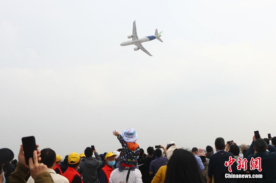 Avión C919 de China realiza exhibición aérea inaugural