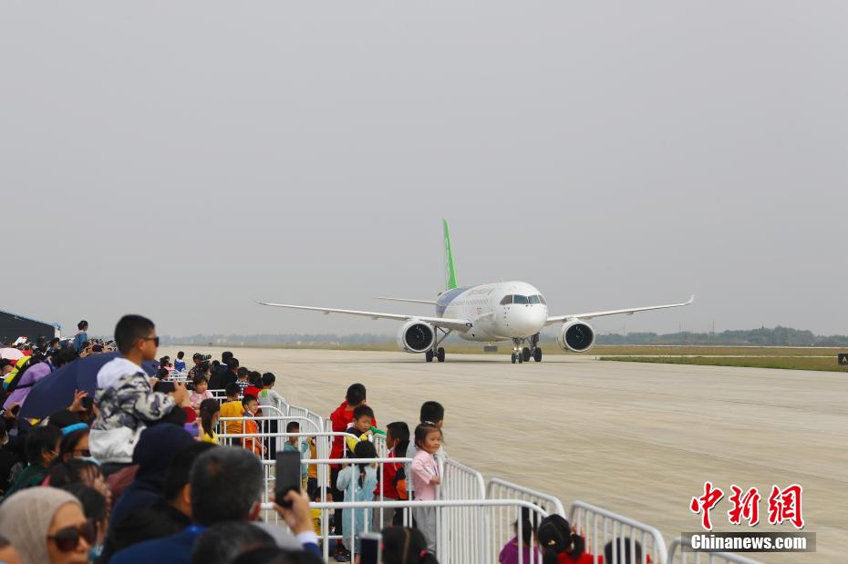 Avión C919 de China realiza exhibición aérea inaugural