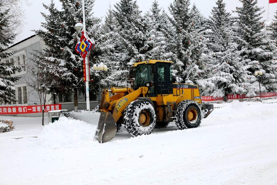 Una máquina quitanieves limpia una calle en el distrito Huzhong. [Foto de Feng Hongwei / para chinadaily.com.cn]