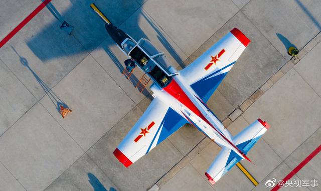 Un grupo de mujeres cadetes de vuelo de las Fuerzas Aéreas ha completado evaluación de vuelo en solitario