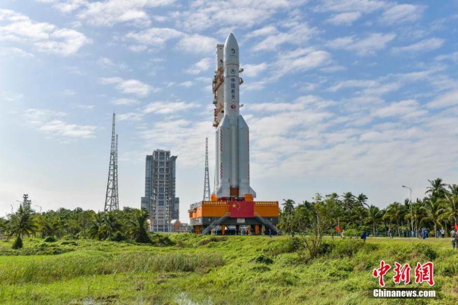 El cohete Larga Marcha-5 Y5 en el sitio de lanzamiento de la nave espacial Wenchang,  provincia de Hainan. (Photo/China News Service)