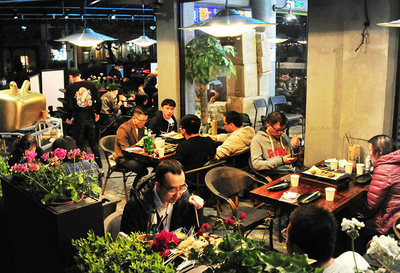 El 24 de marzo, un restaurante de la calle Daxue, en el distrito Yangpu de Shanghai, estaba de nuevo lleno por la noche. Yang Jianzheng / vip.people.com.cn