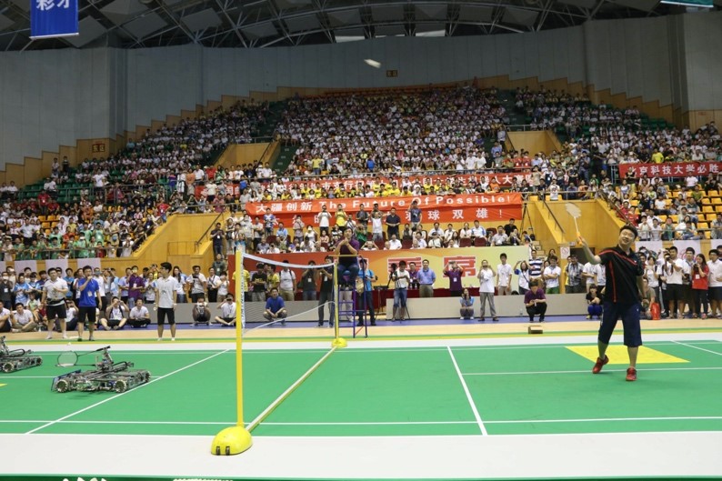 Dos robots de bádminton, desarrollados por la Universidad de Ciencia Electrónica y Tecnología de China, ganan la final de la 14o Competencia de Robots de la Universidad de China en Zoucheng, provincia de Shandong. Ellos juegan contra Dong Jiong, ex campeón mundial de bádminton, 21 de junio del 2015. (Foto: Diario del Pueblo/ Lyu Weifeng)