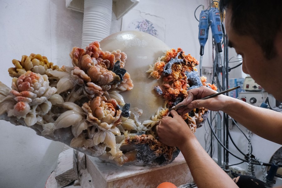 El artista Xu Weijun trabaja en Hangzhou, provincia de Zhejiang, 5 de noviembre del 2020. [Foto: Xinhua]