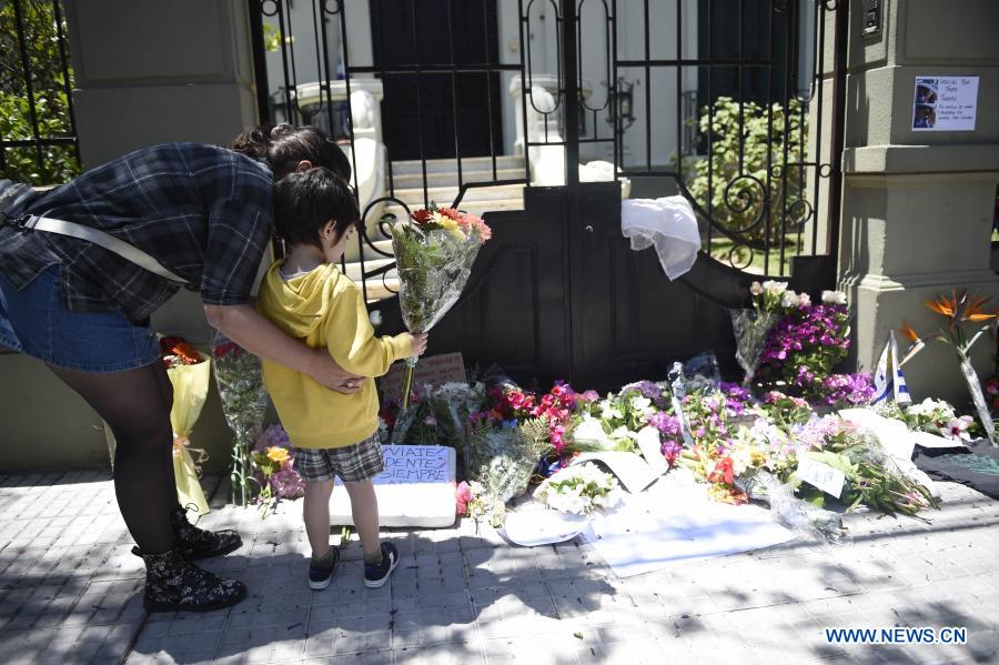 MONTEVIDEO, 6 diciembre, 2020 (Xinhua) -- Un ni?o coloca flores frente a la puerta de la casa del expresidente uruguayo Tabaré Vázquez en el barrio del Prado, en Montevideo, capital de Uruguay, el 6 de diciembre de 2020. Tabaré Vázquez murió el domingo a los 80 a?os de edad a raíz de un cáncer de pulmón detectado en agosto de 2019 y a ocho meses de haber finalizado su segundo mandato presidencial, confirmó su familia. (Xinhua/Nicolás Celaya)