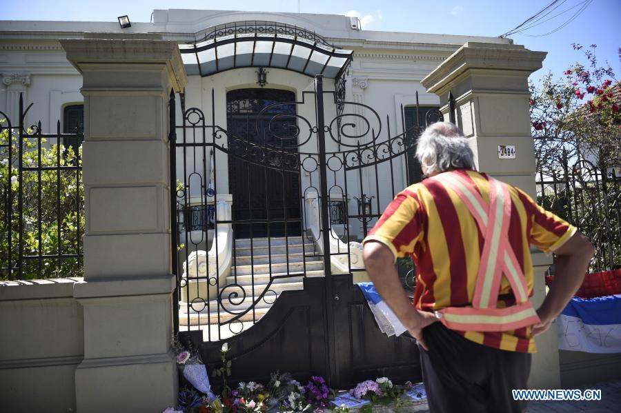 MONTEVIDEO, 6 diciembre, 2020 (Xinhua) -- Un hombre observa frente a la puerta de la casa del expresidente uruguayo Tabaré Vázquez en el barrio del Prado, en Montevideo, capital de Uruguay, el 6 de diciembre de 2020. Tabaré Vázquez murió el domingo a los 80 a?os de edad a raíz de un cáncer de pulmón detectado en agosto de 2019 y a ocho meses de haber finalizado su segundo mandato presidencial, confirmó su familia. (Xinhua/Nicolás Celaya)