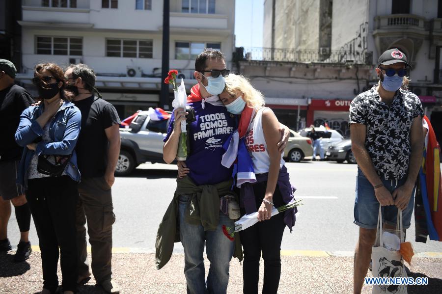 MONTEVIDEO, 6 diciembre, 2020 (Xinhua) -- Personas esperan el cortejo fúnebre del expresidente uruguayo Tabaré Vázquez, a las afueras de la Intendencia de Montevideo, en Montevideo, capital de Uruguay, el 6 de diciembre de 2020. Tabaré Vázquez murió el domingo a los 80 a?os de edad a raíz de un cáncer de pulmón detectado en agosto de 2019 y a ocho meses de haber finalizado su segundo mandato presidencial, confirmó su familia. (Xinhua/Nicolás Celaya)