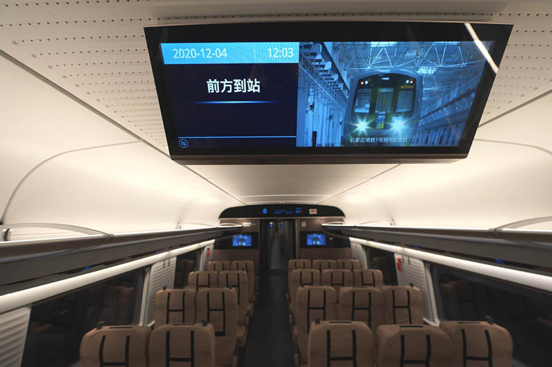 Interior de un nuevo tipo de tren de alta velocidad que puede funcionar en diferentes sistemas ferroviarios en CRRC Tangshan, provincia de Hebei, 4 de diciembre del 2020. [Foto: Xinhua]