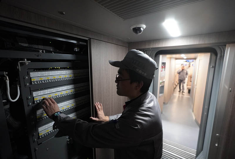 Interior de un nuevo tipo de tren de alta velocidad que puede funcionar en diferentes sistemas ferroviarios en CRRC Tangshan, provincia de Hebei, 4 de diciembre del 2020. [Foto: Xinhua]