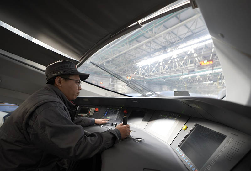 Interior de un nuevo tipo de tren de alta velocidad que puede funcionar en diferentes sistemas ferroviarios en CRRC Tangshan, provincia de Hebei, 4 de diciembre del 2020. [Foto: Xinhua]