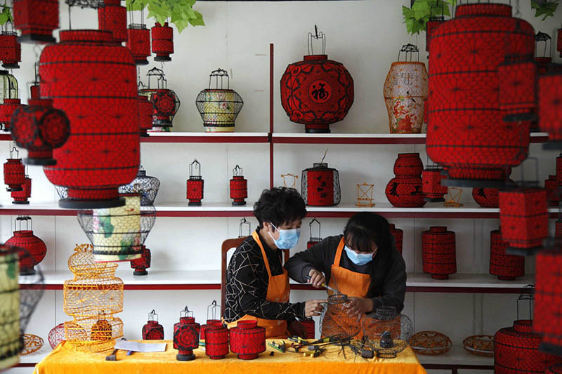 El 19 de mayo, los aldeanos aprenden a tejer con hierro lámparas en un taller de Arte Patrimonial Inmaterial en el condado autónomo de Fengning Man, ciudad de Chengde, provincia de Hebei. Liu Hanyu/Pueblo en línea