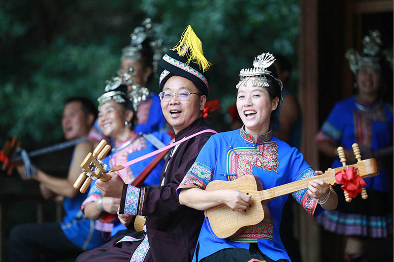 El 15 de agosto, aldeanas del condado autónomo de Tongdao Dong, de la provincia Hunan, están aprendiendo las habilidades de juego y de canto de la pipa del grupo étnico Dong. El condado introduce las canciones Dong, la música instrumental Dong y otros proyectos patromoniales inmateriales en las actividades culturales como una forma de aumentar ingresos, lo que no sólo enriquece la vida amateur de las masas, sino que también ayuda a proteger el patrimonio cultural tradicional inmaterial. Liu Qiang/Pueblo en línea