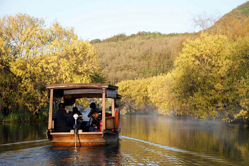 Un barco con turistas navega a través del río Xianhe, de la ciudad antigua de Heshun, provincia de Yunnan, 7 de diciembre del 2020. (Foto: Pueblo en Línea/ Zhou Yu)