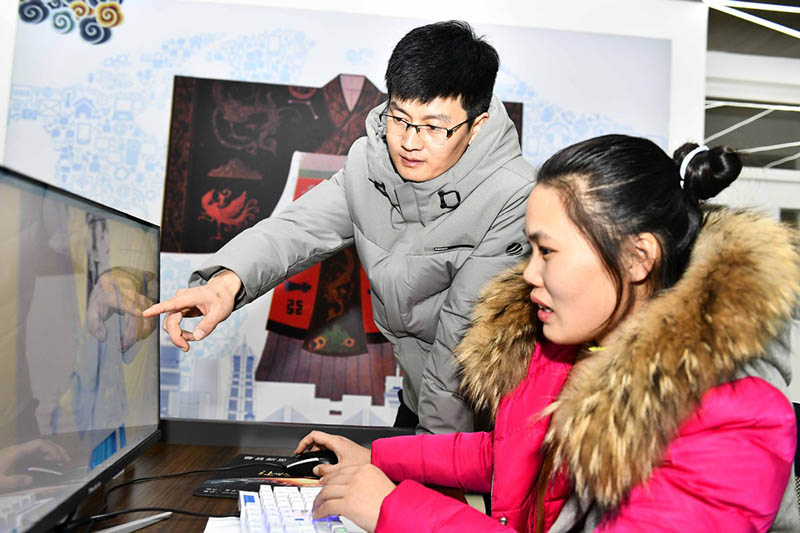 Hu Chunqing participa en una escuela vocacional secundaria. [Foto: Xinhua]