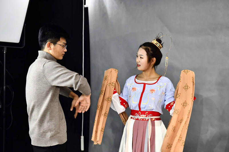 Hu Chunqing conversa con profesores de la escuela vocacional secundaria. [Foto: Xinhua]