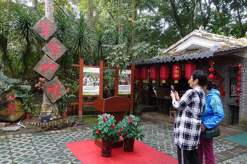 Turistas pasean por la aldea Beireng. (Foto: Wang Xiaoxia)