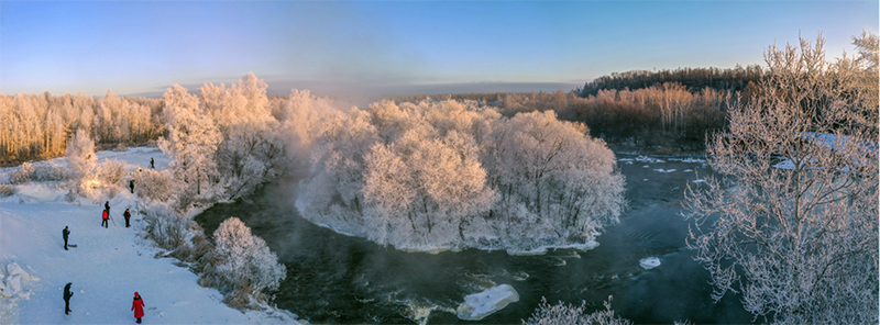 Las temperaturas caen por debajo de -20 grados centígrados en el condado Xunke, provincia de Heilongjiang, congelándolo todo a lo largo del río Kurbin. [Foto: Wang Dianjie/ China Daily]