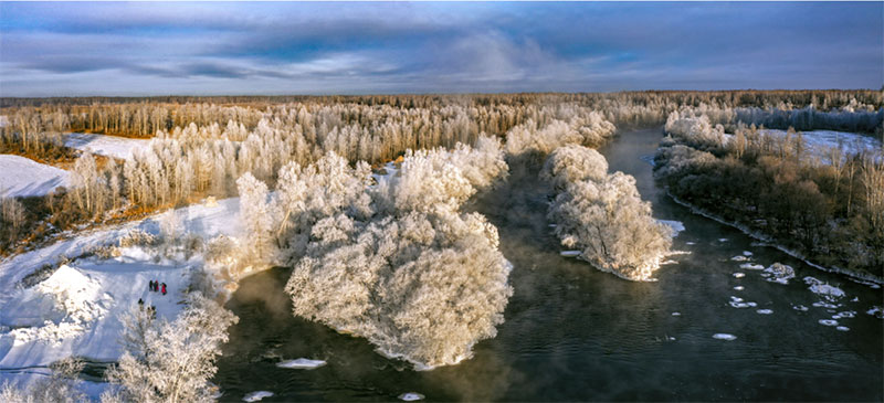 Las temperaturas caen por debajo de -20 grados centígrados en el condado Xunke, provincia de Heilongjiang, congelándolo todo a lo largo del río Kurbin. [Foto: Wang Dianjie/ China Daily]