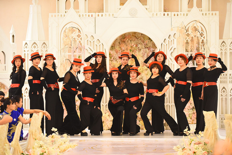 Modelos de mediana y mayor edad participan en el espectáculo anual de una institución de formación para modelos en Harbin, provincia de Heilongjiang. [Foto de Liu Yang / para chinadaily.com.cn]