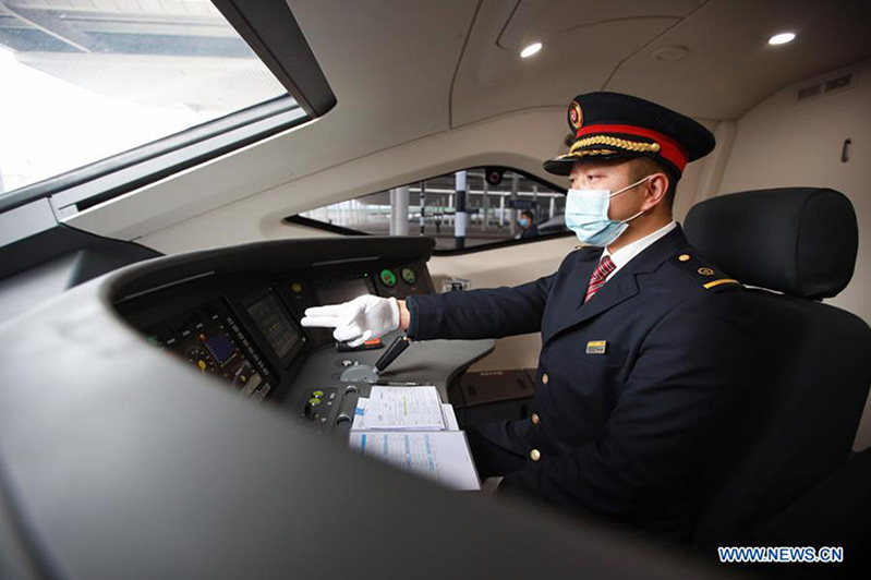 Un conductor opera a bordo del tren bala CR300AF de Guiyang a Liupanshui, en la provincia de Guizhou, suroeste de China, el 21 de diciembre de 2020.