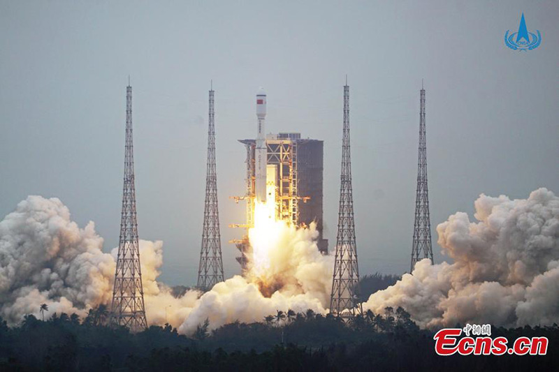 El cohete portador Long March-8 de China pone en órbita cinco satélites en su vuelo inaugural