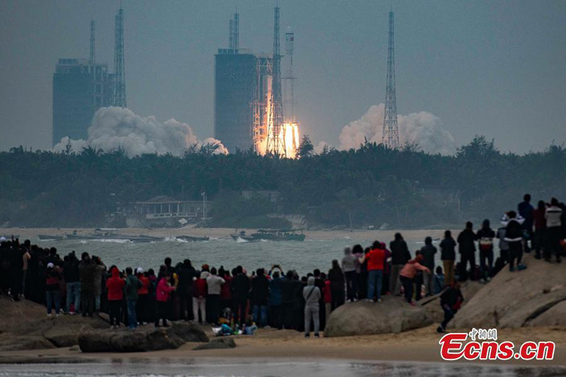 El cohete portador Long March-8 de China pone en órbita cinco satélites en su vuelo inaugural