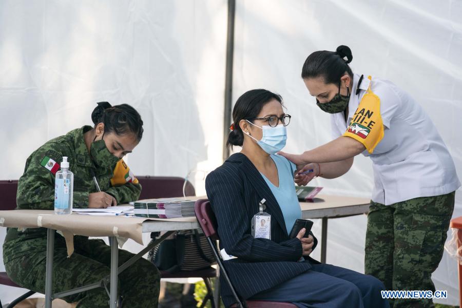 Una trabajadora de la salud recibe una vacuna contra la enfermedad causada por el nuevo coronavirus (COVID-19), en un acto llevado a cabo en el Hospital General de México "Dr. Eduardo Liceaga", en la Ciudad de México, capital de México, el 24 de diciembre de 2020. México inició el jueves la vacunación contra la COVID-19, con la dosis del laboratorio estadounidense Pfizer y su socio alemán BioNTech, dando prioridad a personal médico y de enfermería del país. (Xinhua/Luis Licona)