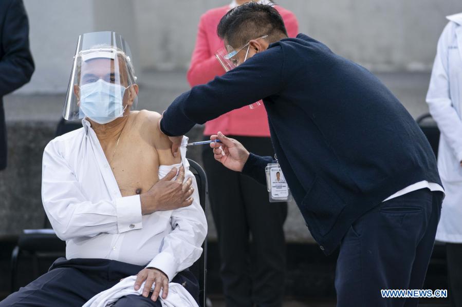  CIUDAD DE MEXICO, 24 diciembre, 2020 (Xinhua) -- Un trabajador de la salud suministra una vacuna contra la enfermedad causada por el nuevo coronavirus (COVID-19) a Fernando Molinar (i), jefe de Terapia Intensiva del Hospital Rubén Le?ero de la Ciudad de México, en un acto llevado a cabo en el Hospital General de México "Dr. Eduardo Liceaga", en la Ciudad de México, capital de México, el 24 de diciembre de 2020. México inició el jueves la vacunación contra la COVID-19, con la dosis del laboratorio estadounidense Pfizer y su socio alemán BioNTech, dando prioridad a personal médico y de enfermería del país. (Xinhua/Luis Licona)