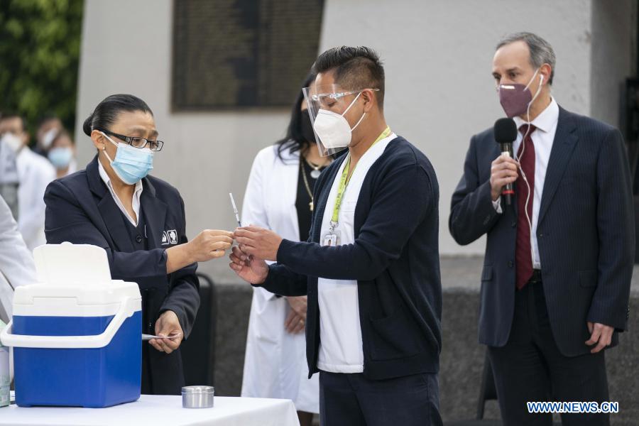  CIUDAD DE MEXICO, 24 diciembre, 2020 (Xinhua) -- El subsecretario de Prevención y Promoción de la Salud de México, Hugo López-Gatell (d), observa mientras personal de la salud prepara una vacuna contra la enfermedad causada por el nuevo coronavirus (COVID-19), en un acto llevado a cabo en el Hospital General de México "Dr. Eduardo Liceaga", en la Ciudad de México, capital de México, el 24 de diciembre de 2020. México inició el jueves la vacunación contra la COVID-19, con la dosis del laboratorio estadounidense Pfizer y su socio alemán BioNTech, dando prioridad a personal médico y de enfermería del país. (Xinhua/Luis Licona)